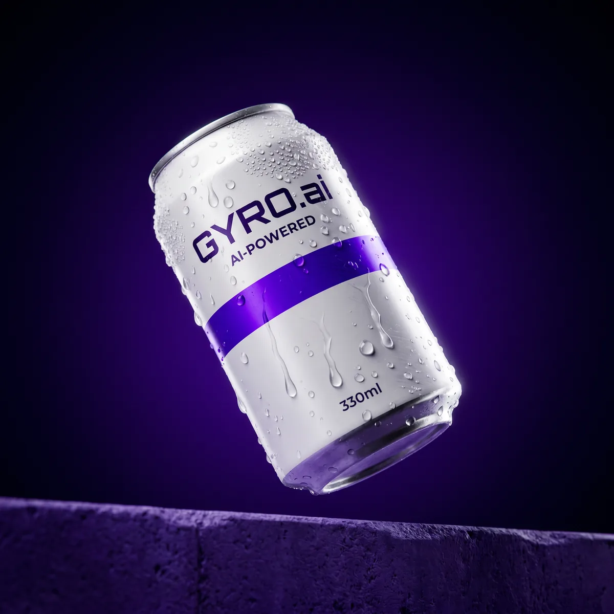 Fotografía de producto con IA para ecommerce: lata de bebida con gotas de agua sobre fondo morado