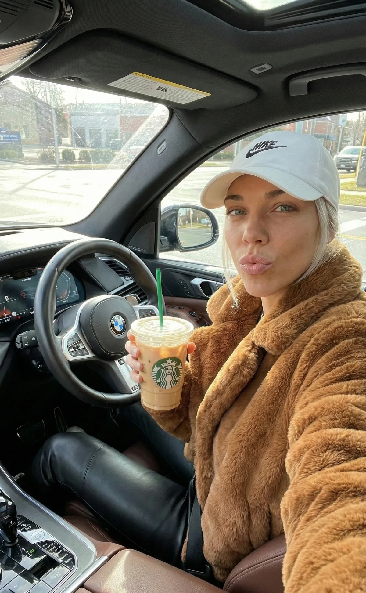 Contenido UGC generado con IA: modelo virtual con café en el interior de un coche, estética lifestyle para redes sociales