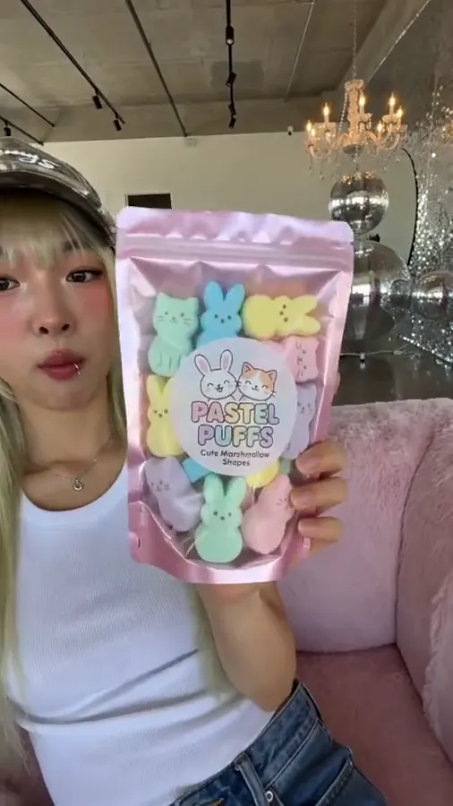 Vídeo de producto con IA: unas gominolas presentadas por una creadora