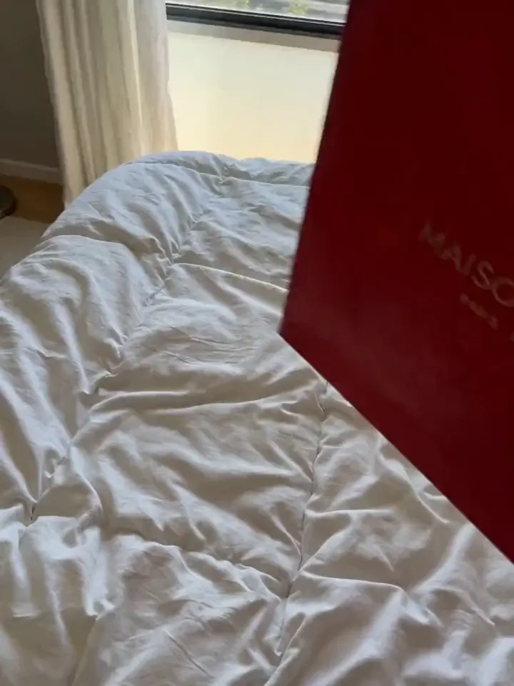 Vídeo de producto con IA: unboxing de una bolsa de lujo