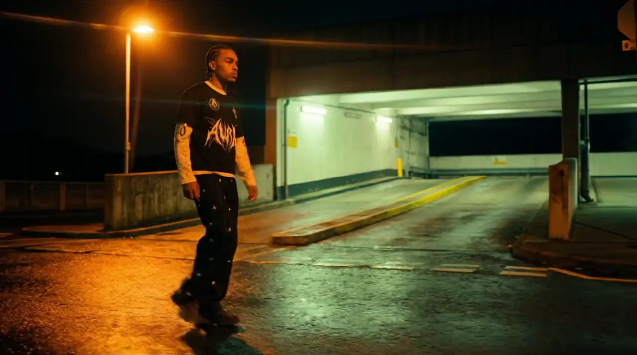 Campaña de moda urbana nocturna con IA